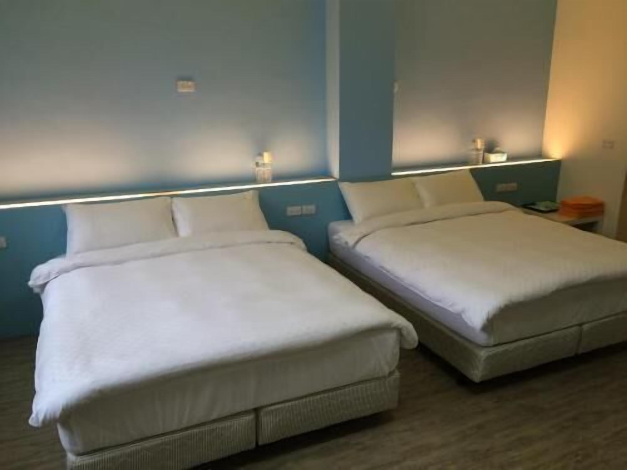 Escritorio, cortinas opacas, sistema de insonorización y wifi gratis