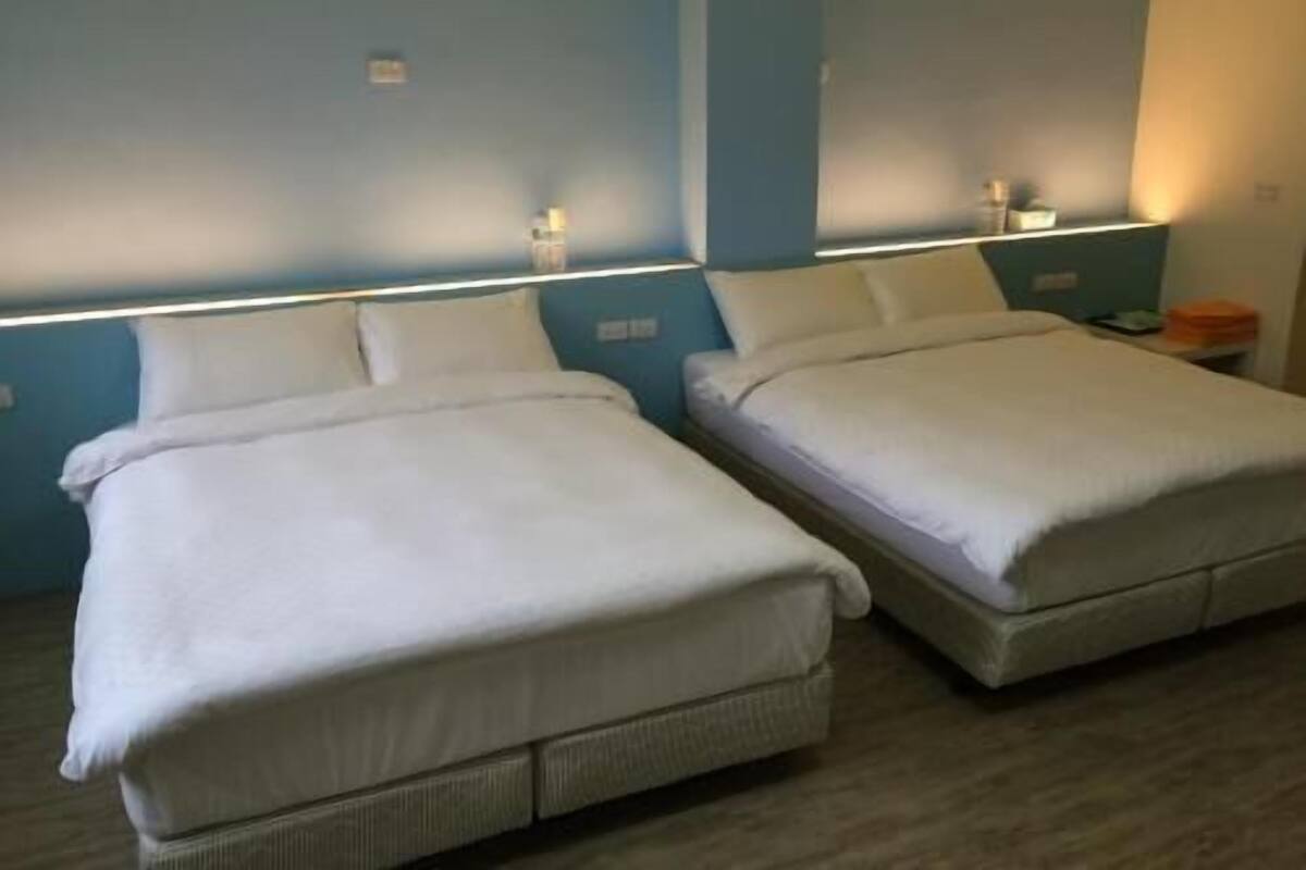 Escritorio, cortinas opacas, sistema de insonorización y wifi gratis