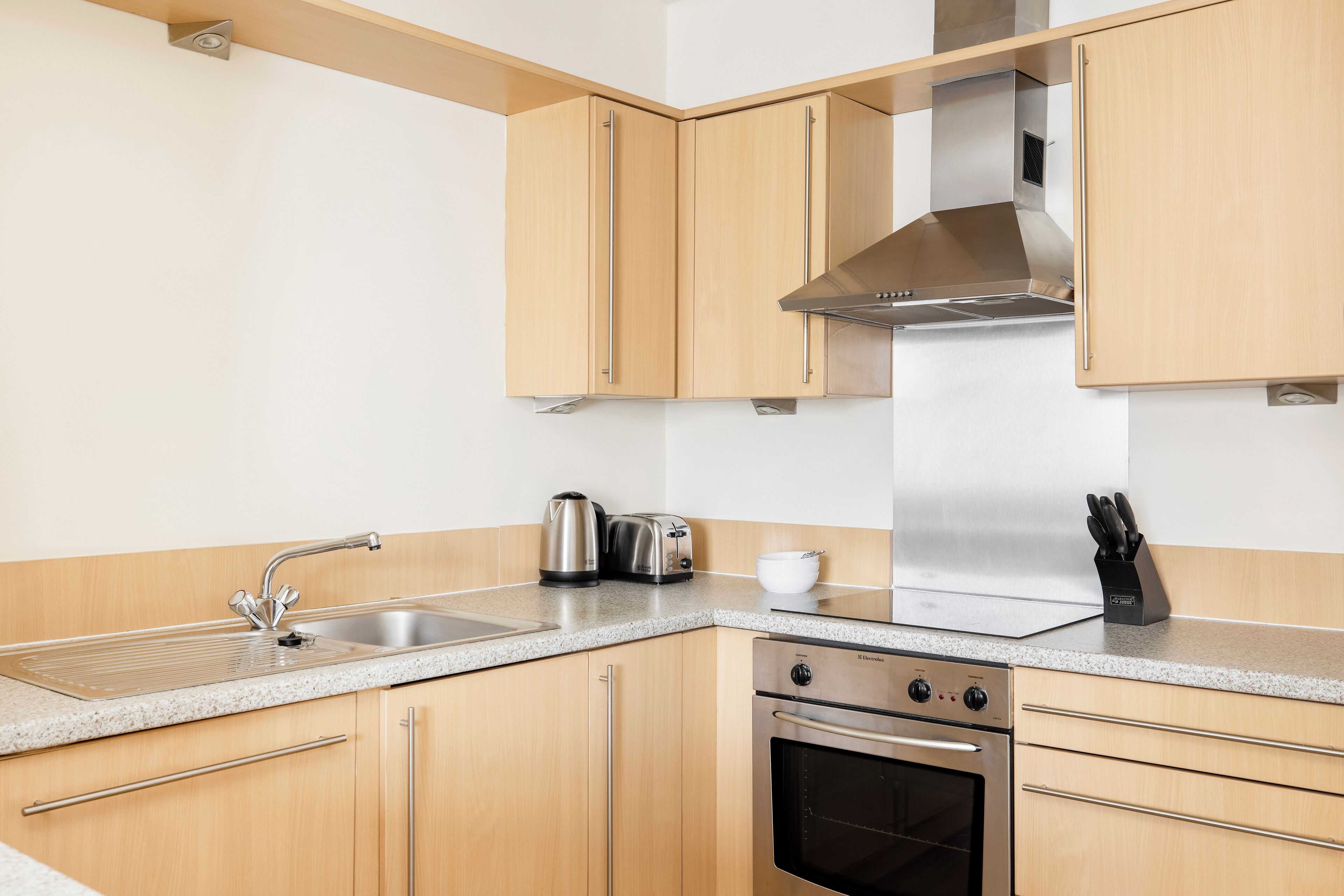 Full-size fridge, microwave, oven, stovetop