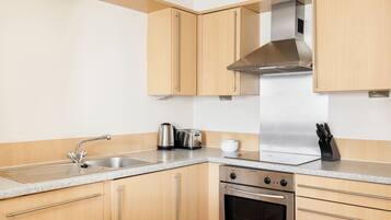 Full-size fridge, microwave, oven, stovetop