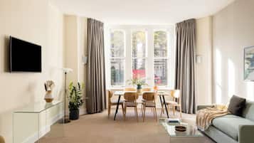 Una televisión de pantalla plana