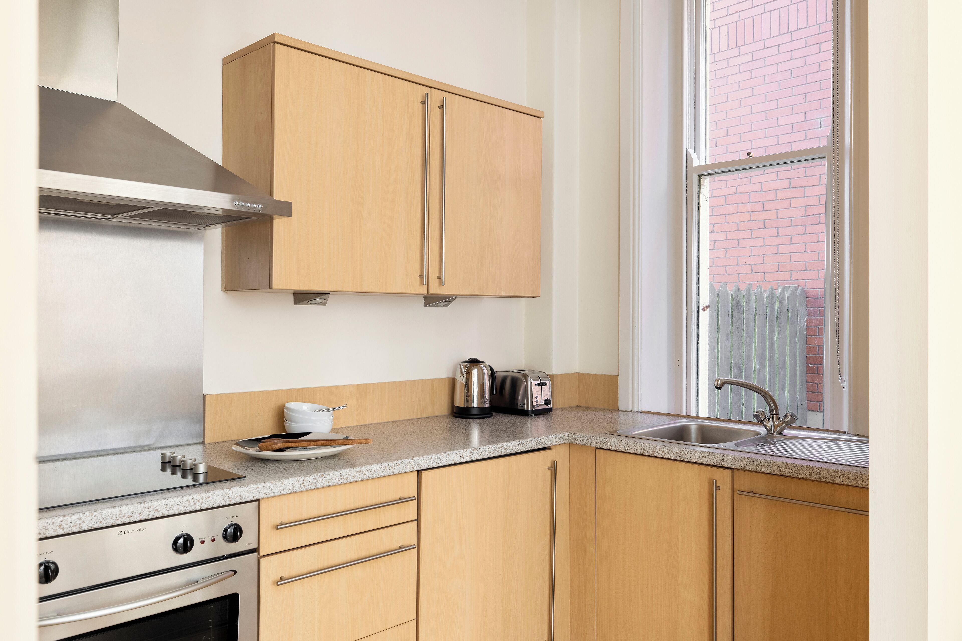 大型雪櫃/冰箱、微波爐、焗爐、爐具