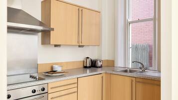 Refrigerador con congelador, microondas, horno y parrilla de estufa