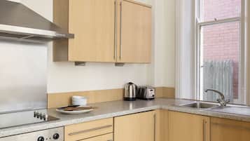 Großer Kühlschrank, Mikrowelle, Ofen, Herdplatte