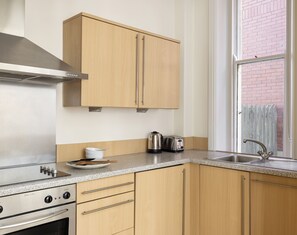 Réfrigérateur grande capacité avec congélateur, four à micro-ondes