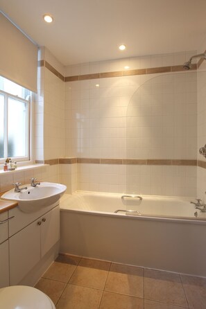 Shower, designer toiletries, hair dryer, towels - SACO Cardiff – Cathedral Road (Cardiff)
