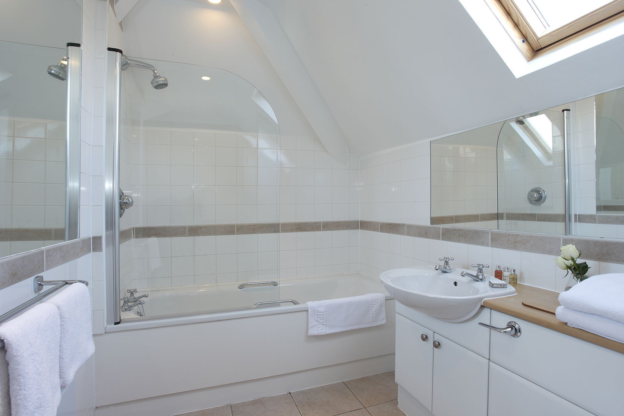 Douche, articles de toilette de luxe, sèche-cheveux, serviettes fournies