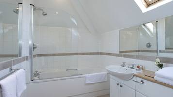 Douche, articles de toilette de luxe, sĂšche-cheveux, serviettes fournies