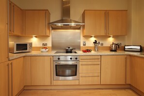 Full-sized fridge, microwave, oven, stovetop