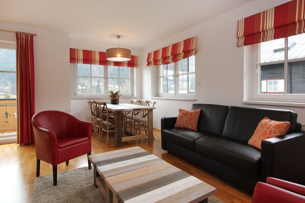 شقة فاخرة - غرفتا نوم - بشرفة (Incl. 163 EUR Cleaning Fee) | منطقة المعيشة | تلفزيون بشاشة مسطحة