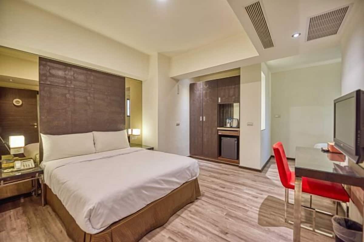 1 bedroom, desk, laptop workspace, free WiFi