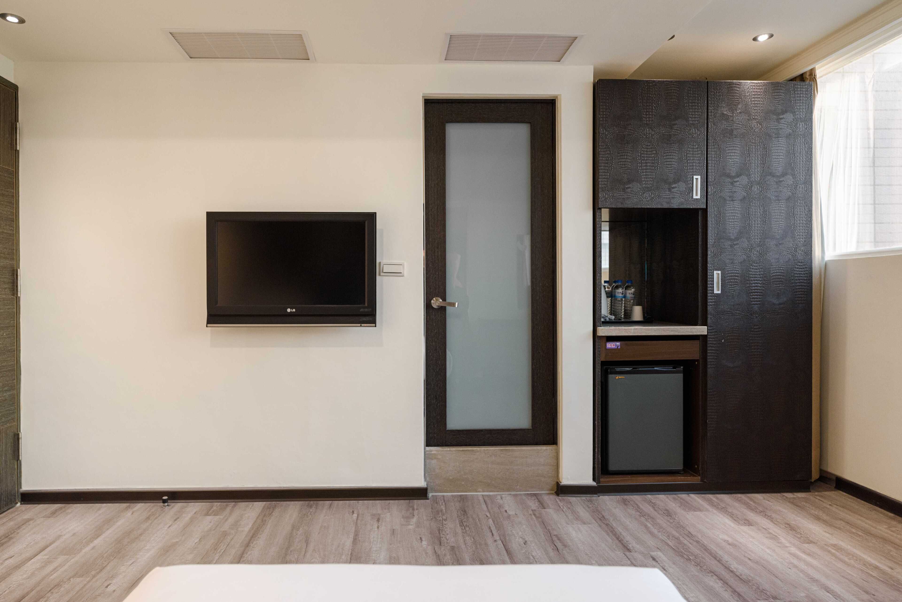 basic twin room | desk, laptop workspace, free wifi, bed sheets