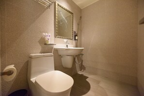 Basic Double Room | Bathroom