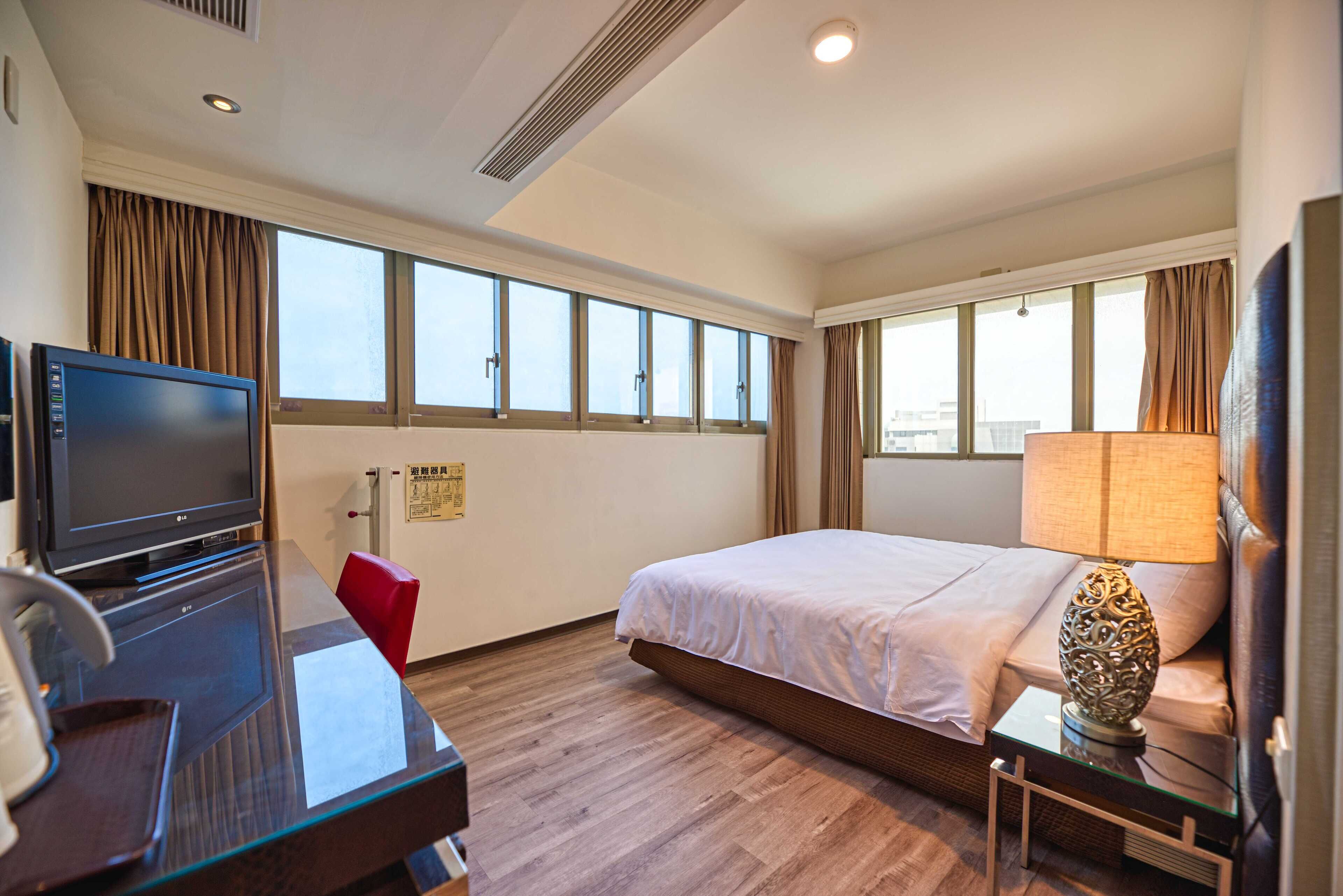 classic double room | desk, laptop workspace, free wifi, bed sheets