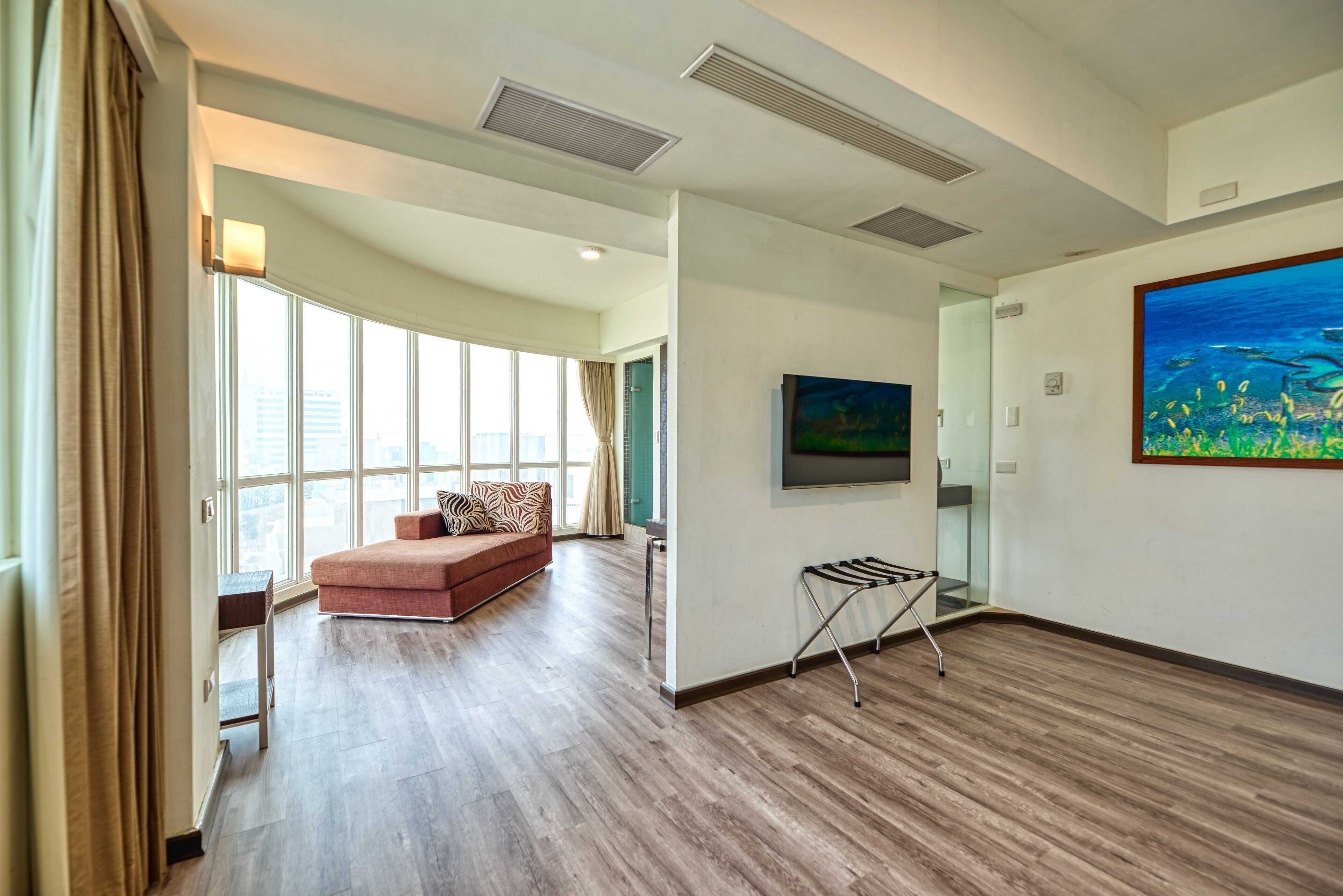 deluxe quadruple room, 2 double beds, bathtub | desk, laptop workspace, free wifi, bed sheets