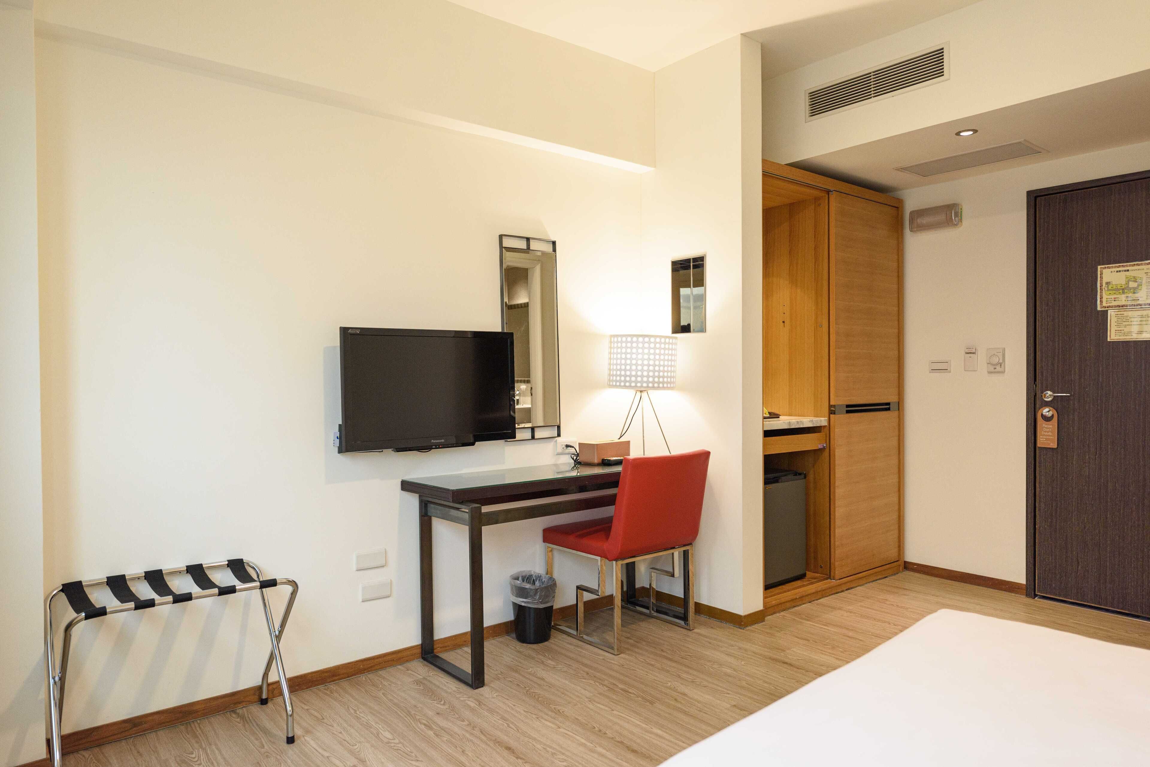 basic double room | desk, laptop workspace, free wifi, bed sheets