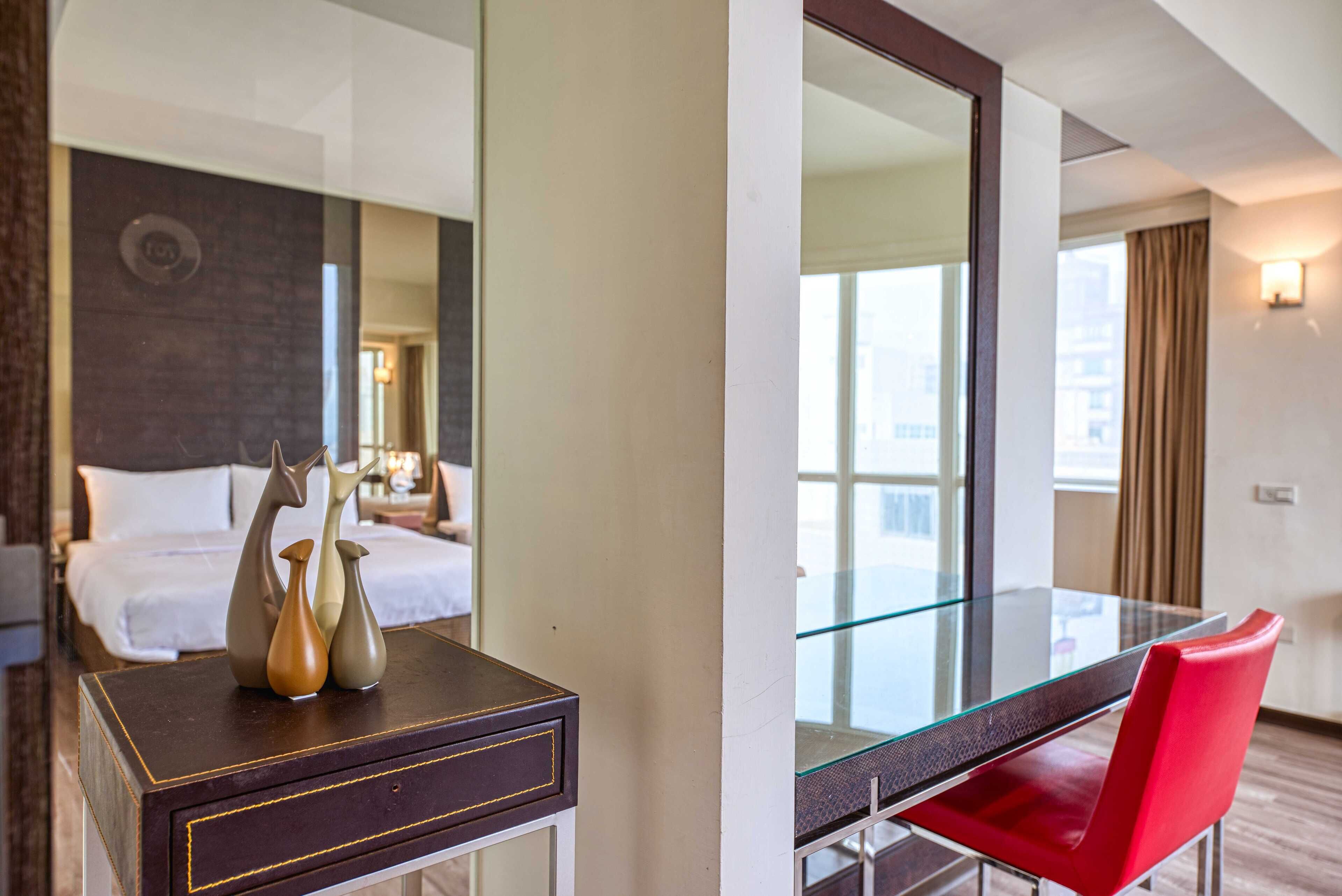 deluxe quadruple room, 2 double beds, bathtub | desk, laptop workspace, free wifi, bed sheets