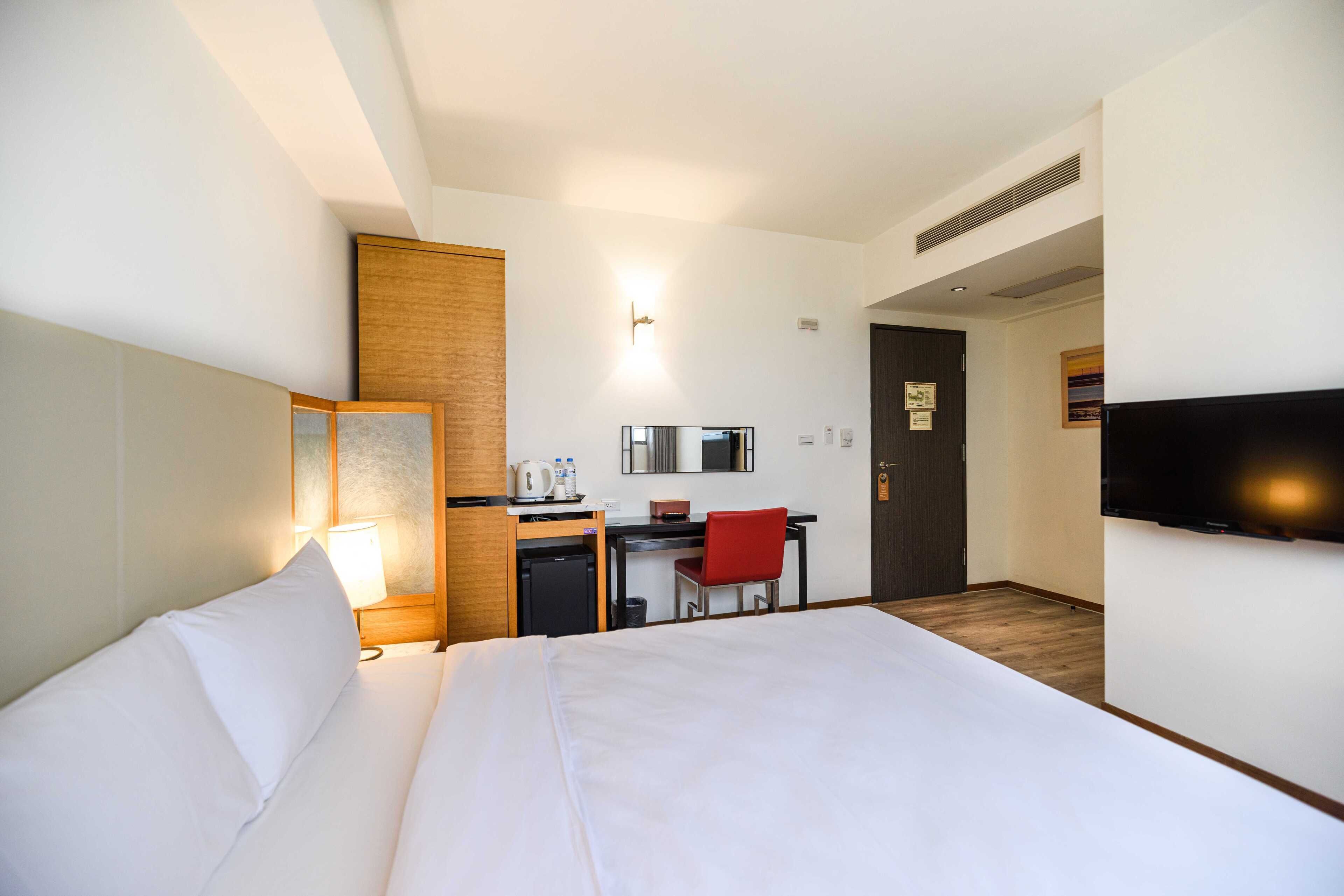 basic double room | desk, laptop workspace, free wifi, bed sheets