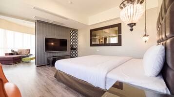 Luxury Double Room, Bathtub | Desk, laptop workspace, free WiFi, bed sheets