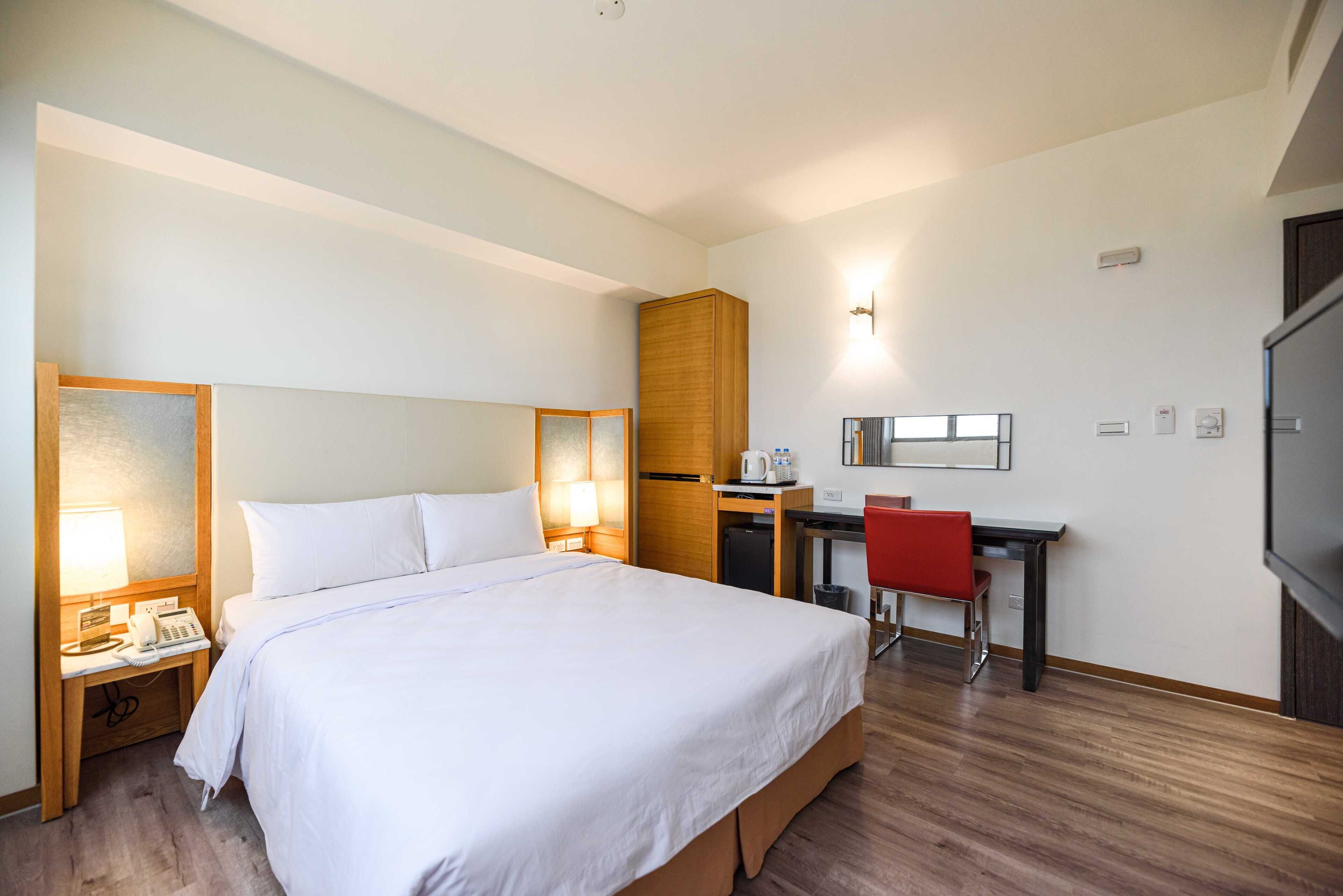 basic double room | desk, laptop workspace, free wifi, bed sheets