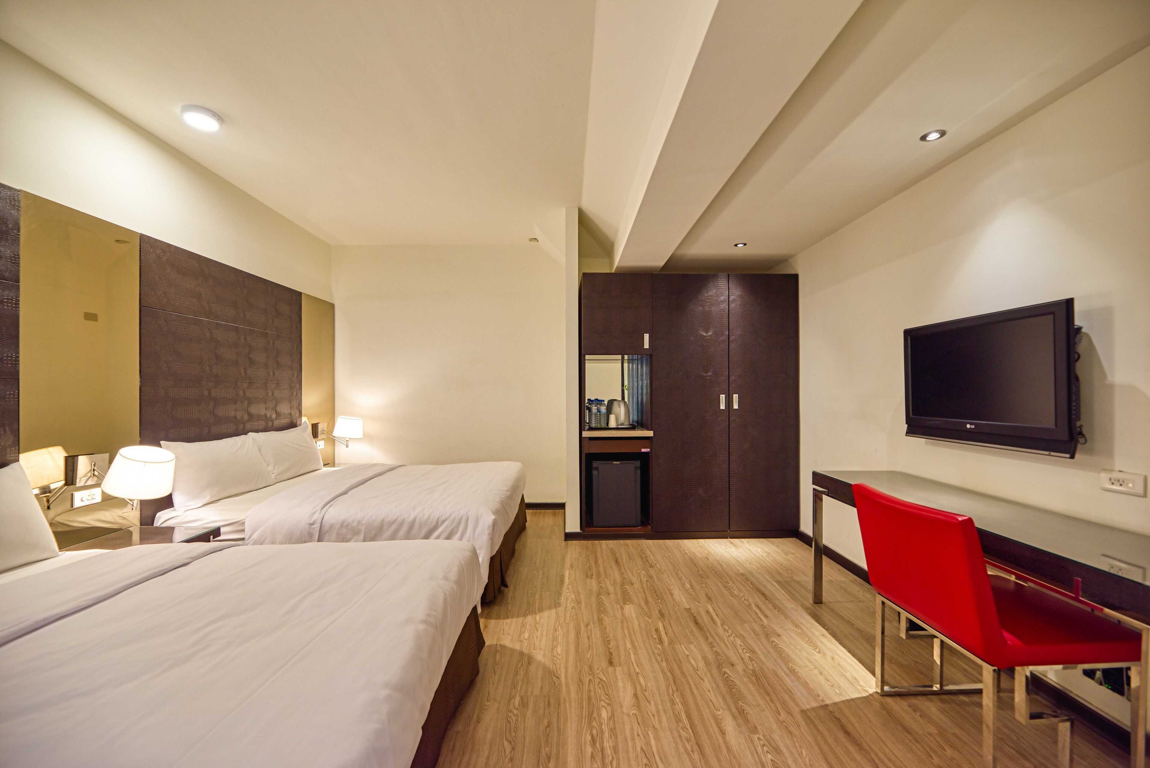 family room, multiple beds | desk, laptop workspace, free wifi, bed sheets