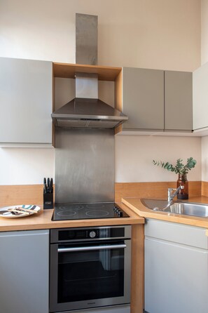 Refrigerador, microondas, horno, placa de cocina