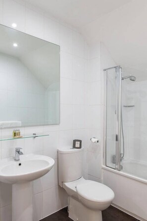 Articles de toilette gratuits, sĂšche-cheveux, serviettes fournies, savon