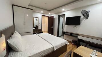 Habitación Confort | Minibar, caja de seguridad en la habitación y escritorio