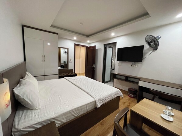 Minibar, caja de seguridad en la habitación y escritorio 