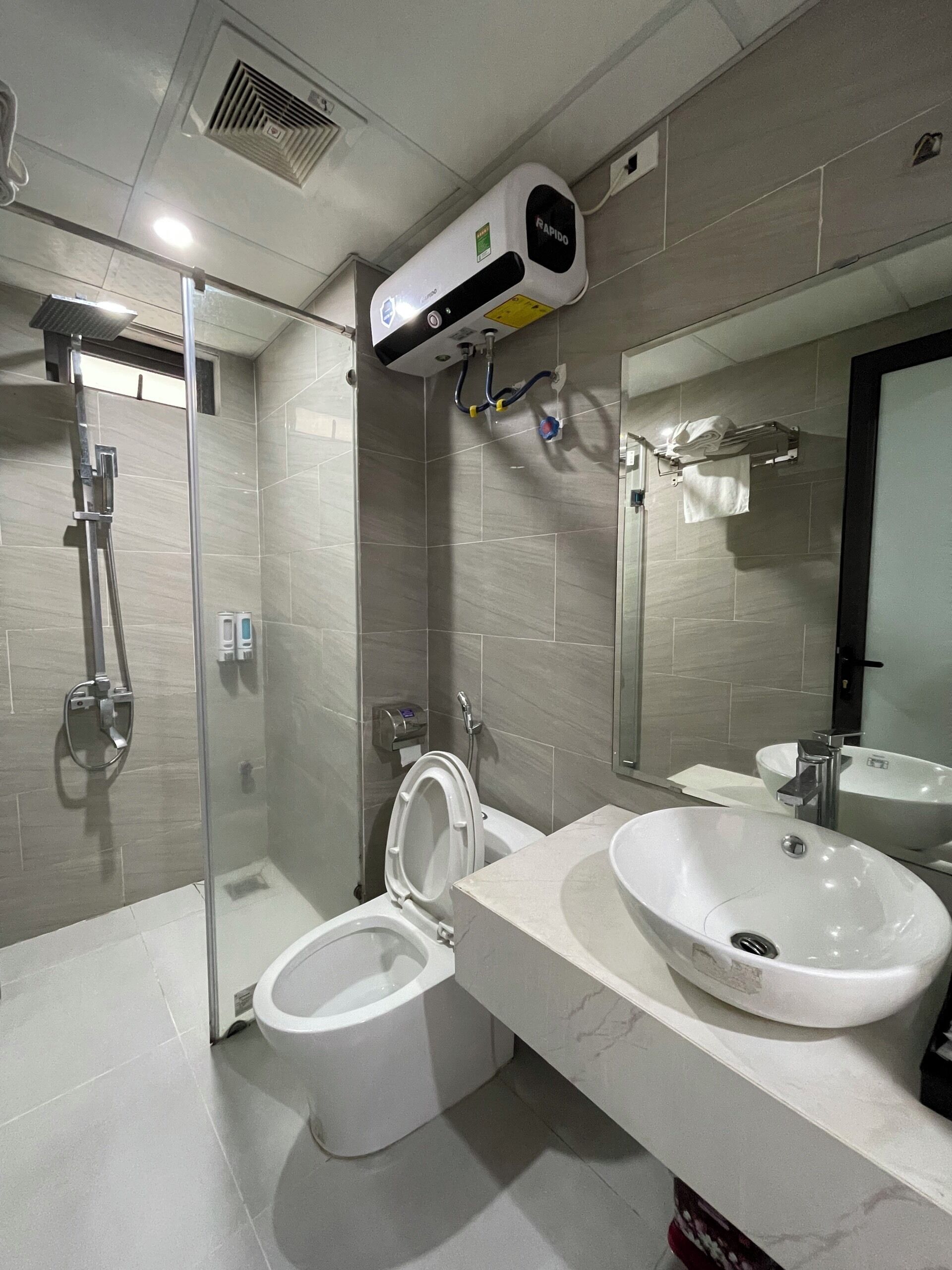 Een douche, gratis toiletartikelen, een haardroger, pantoffels