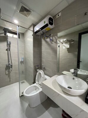 Ducha, artículos de tocador gratuitos, secador de pelo, pantuflas