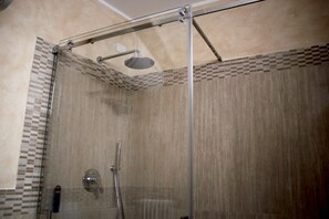 Appartement, 2 slaapkamers | Badkamer | Een douche, gratis toiletartikelen, een haardroger, een bidet
