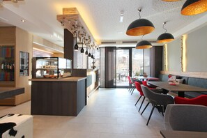 Petit déjeuner continental (18 EUR par personne)