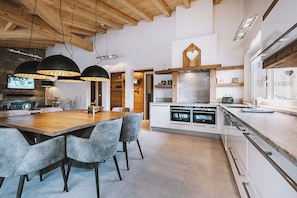 Penthouse, 4 habitaciones | Cocina privada | Refrigerador, lavavajillas, cafetera y tetera y tetera eléctrica