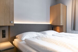 Design Apartment, 4 Bedrooms, Balcony (Excl. 266 EUR cleaning fee) | Premium bedding, minibar, in-room safe, individually decorated - AvenidA Mountain Resort by Alpin Rentals - incl Summercard (Kaprun)
