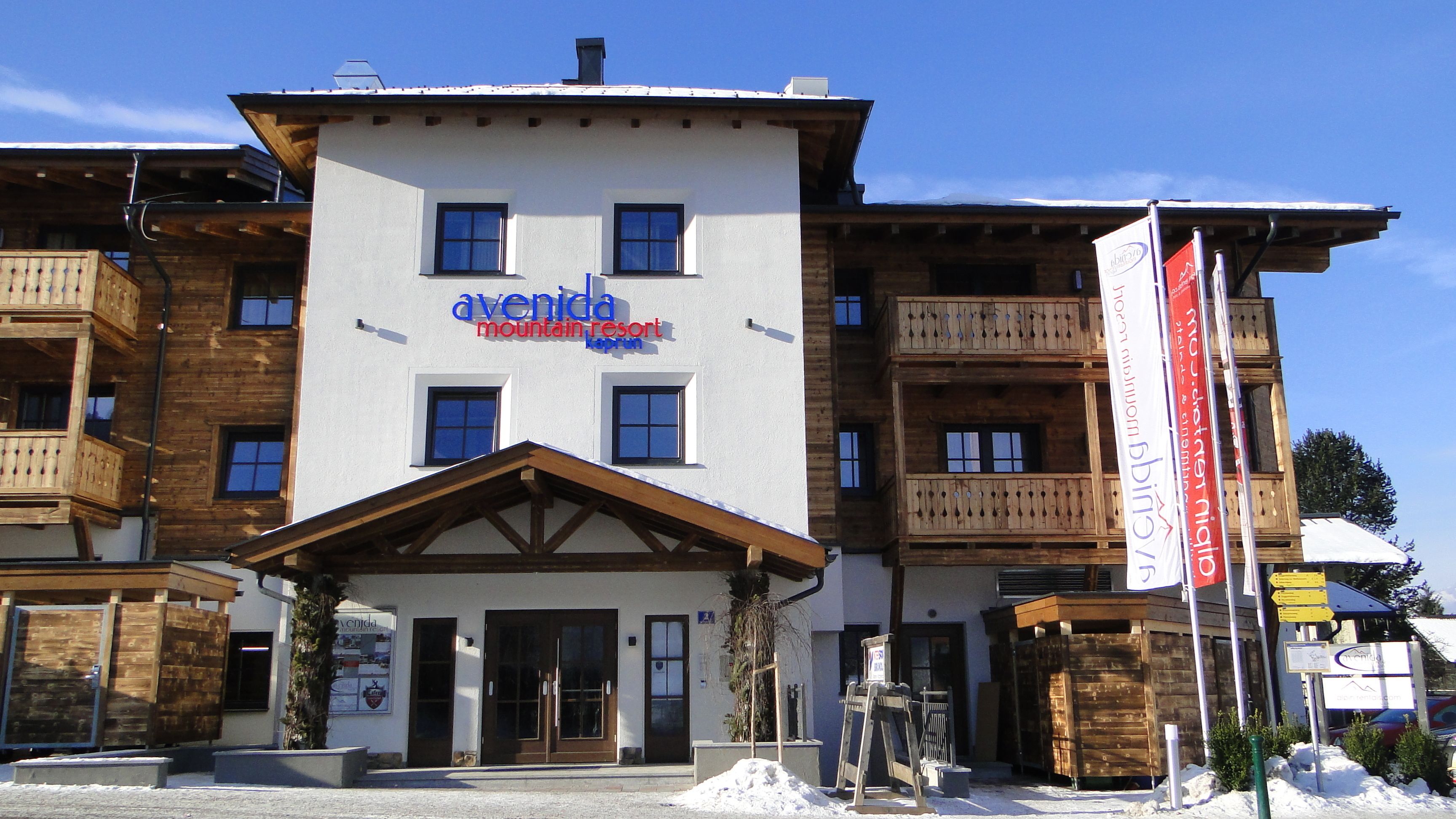 Un immeuble à plusieurs étages sur lequel on peut lire l’inscription « Avenida Mountain Resort ».