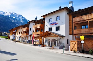 Property grounds - AvenidA Mountain Resort by Alpin Rentals - incl Summercard (Kaprun)