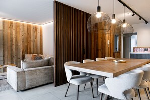 Design Apartment, 4 Bedrooms, Balcony (Excl. 266 EUR cleaning fee) | In-room dining - AvenidA Mountain Resort by Alpin Rentals - incl Summercard (Kaprun)