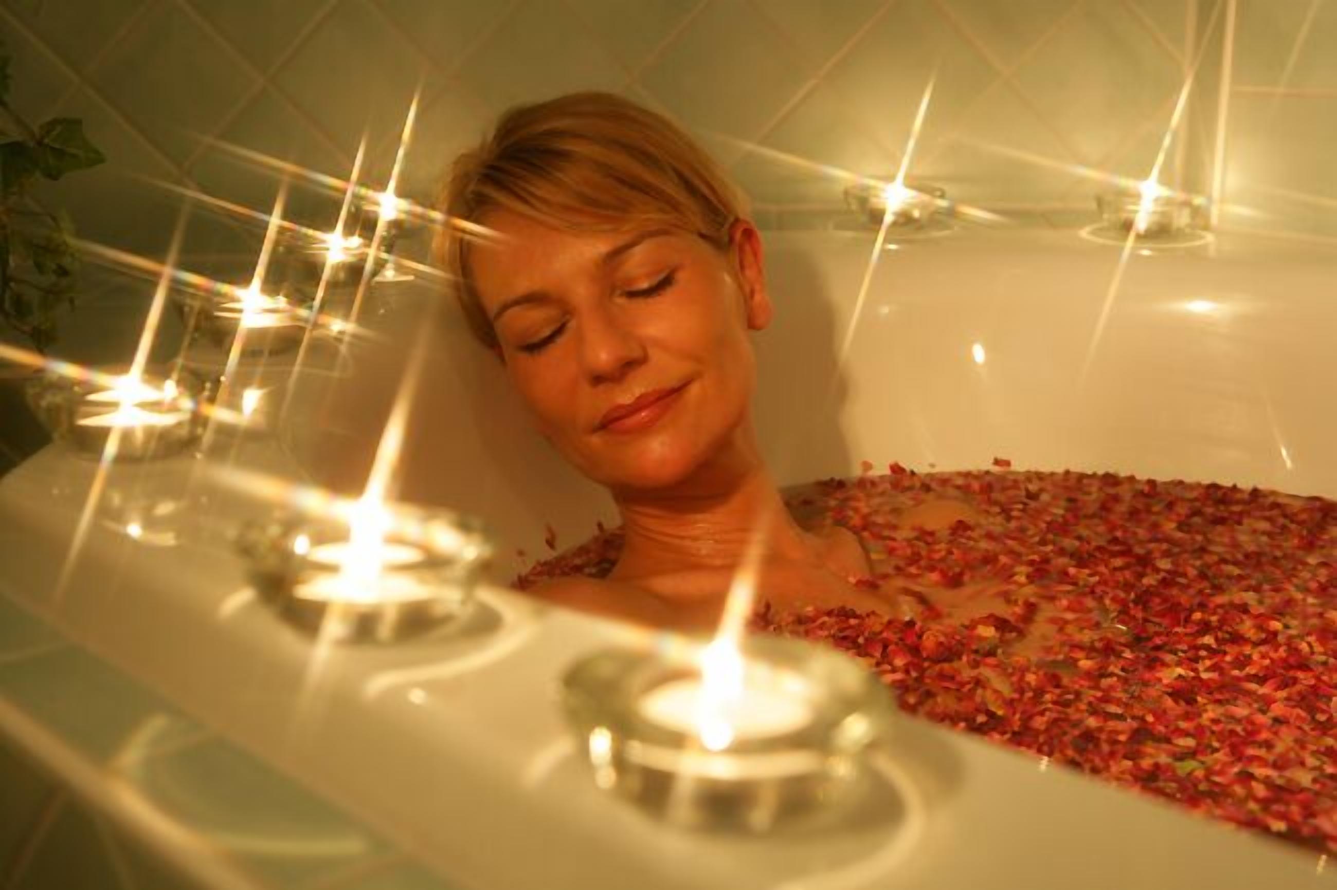 sauna, hot tub, steam room, body treatments, aromatherapy