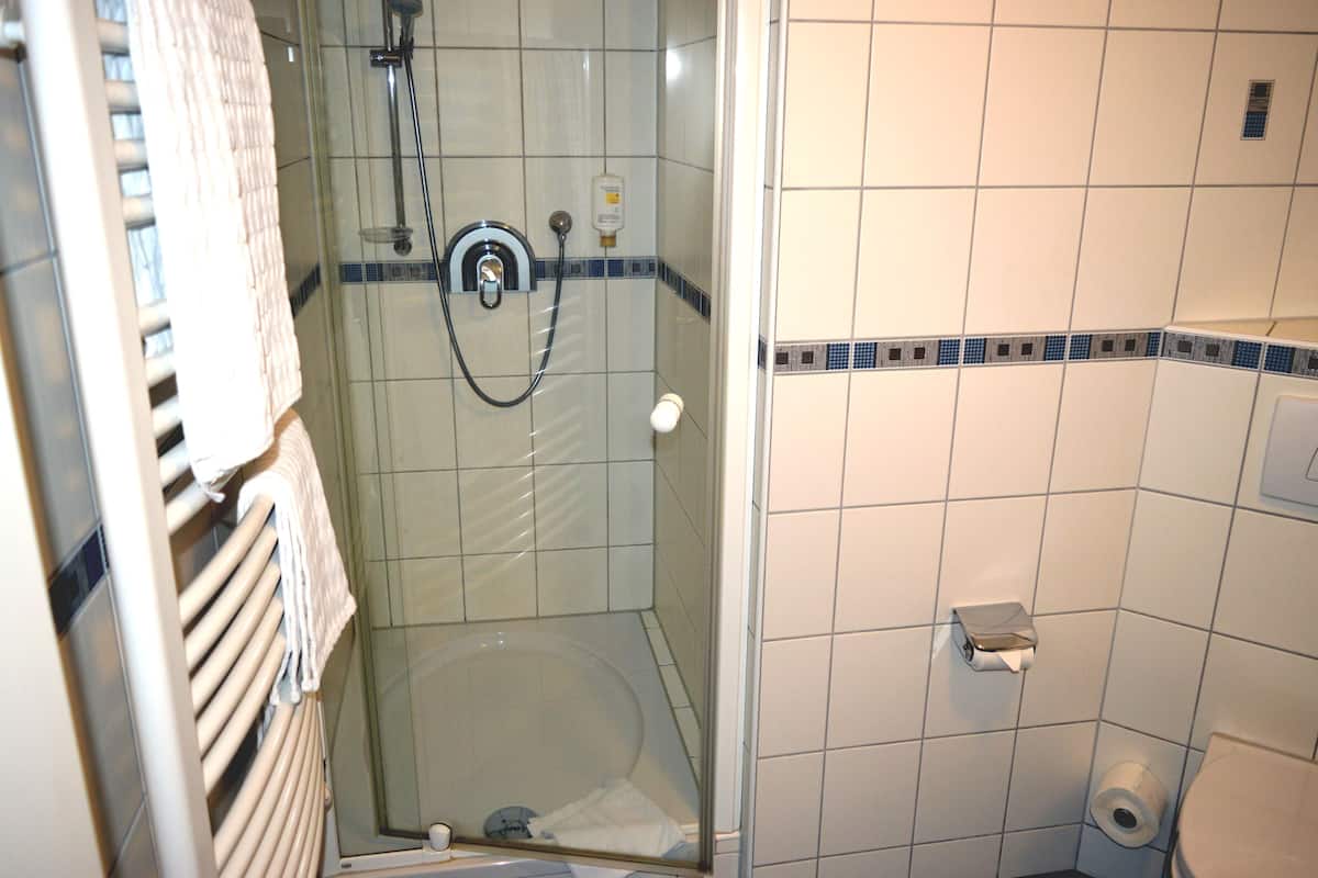 Habitación doble estándar, para no fumadores | Regadera en el baño