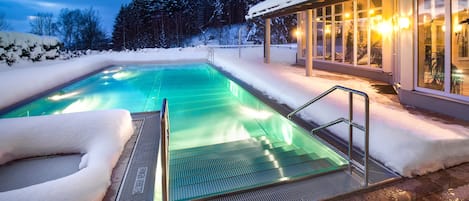 Piscine couverte, piscine extérieure, chaises longues