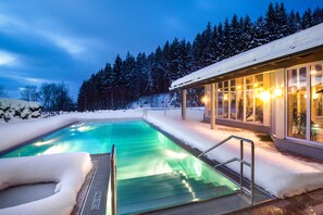 Piscine couverte, piscine extérieure, chaises longues