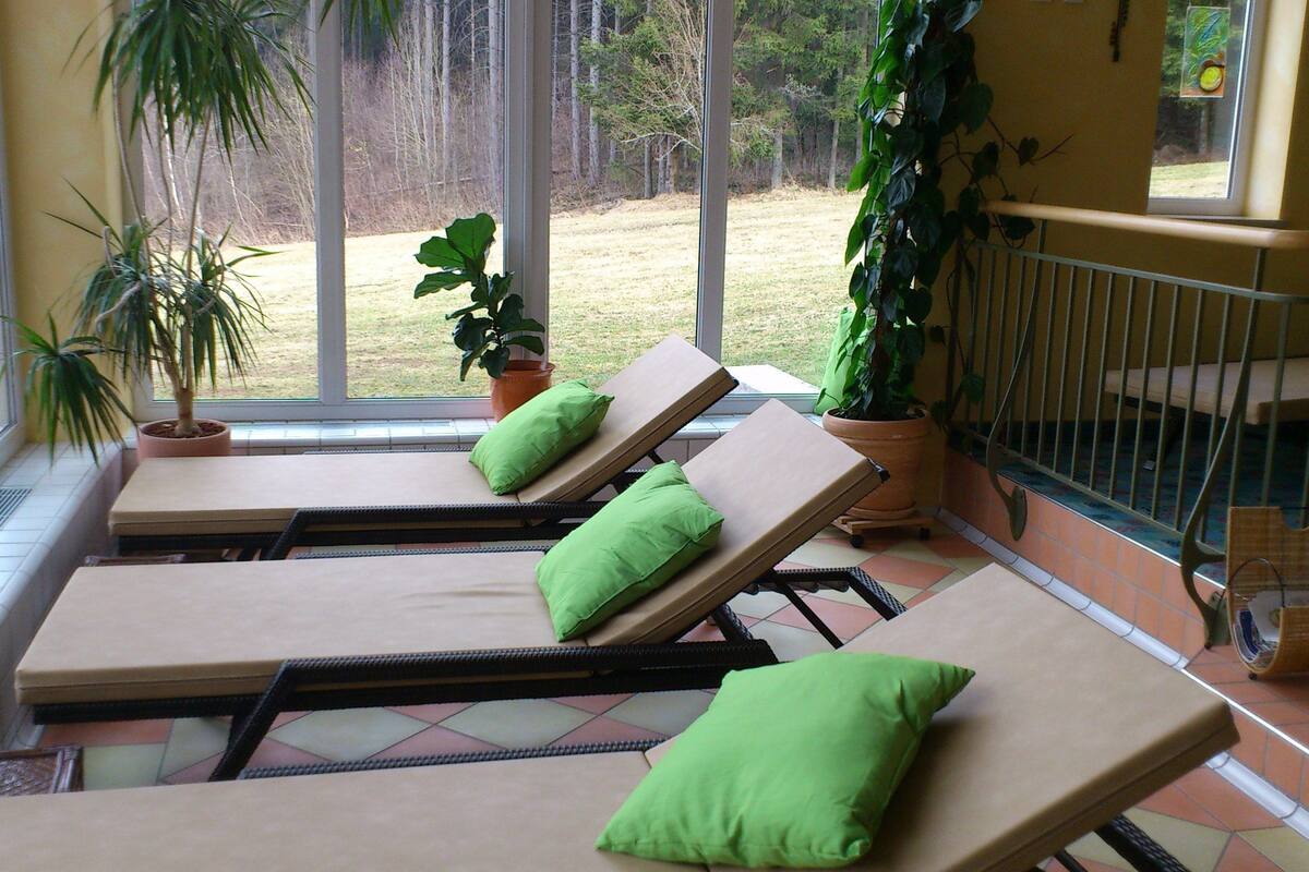 sauna, hot tub, steam room, body treatments, aromatherapy