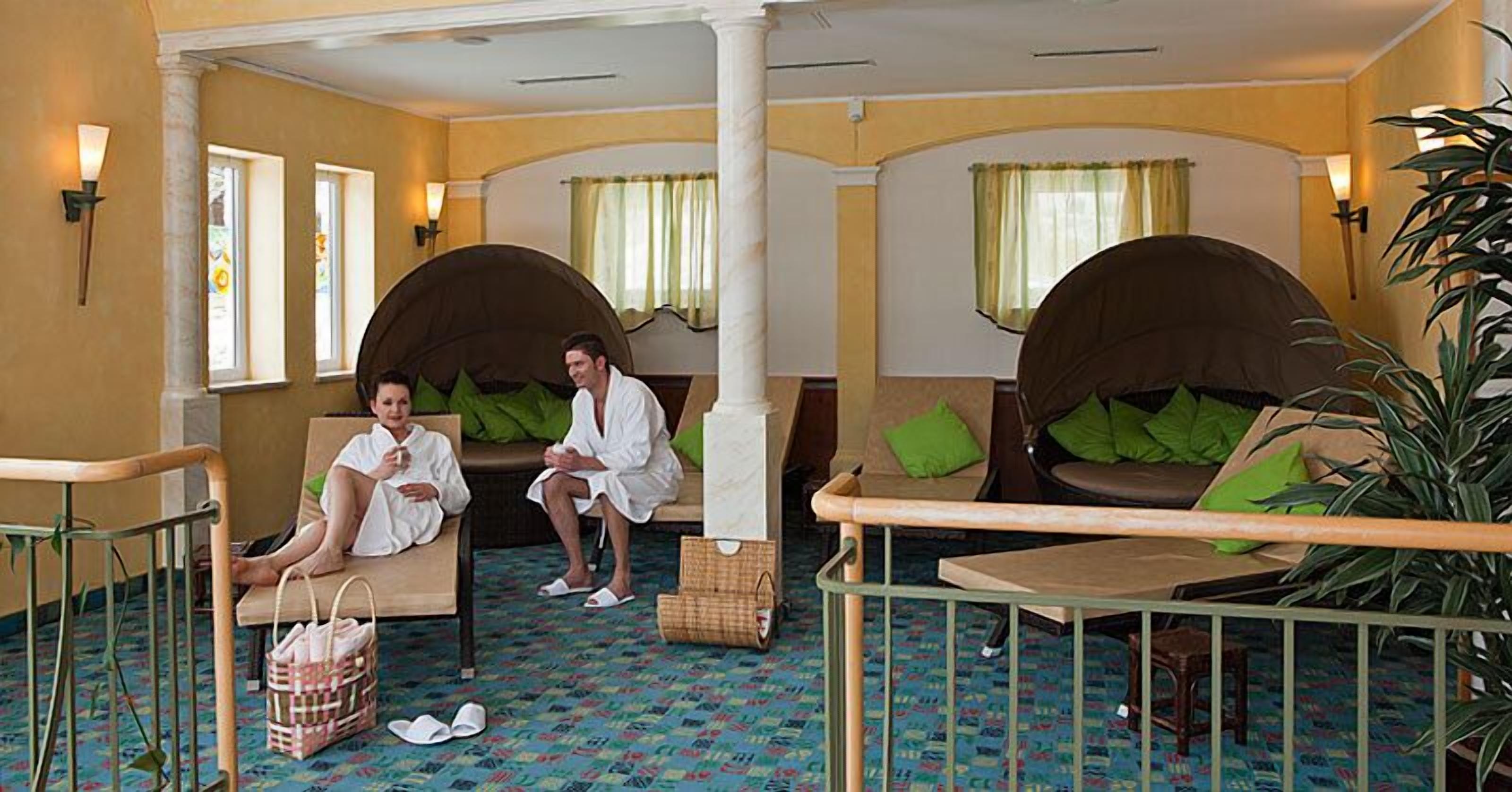 sauna, hot tub, steam room, body treatments, aromatherapy