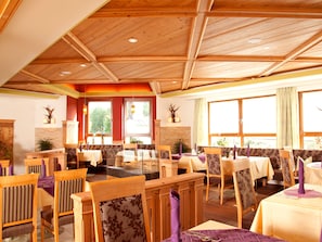 Lunch and dinner served, international cuisine
