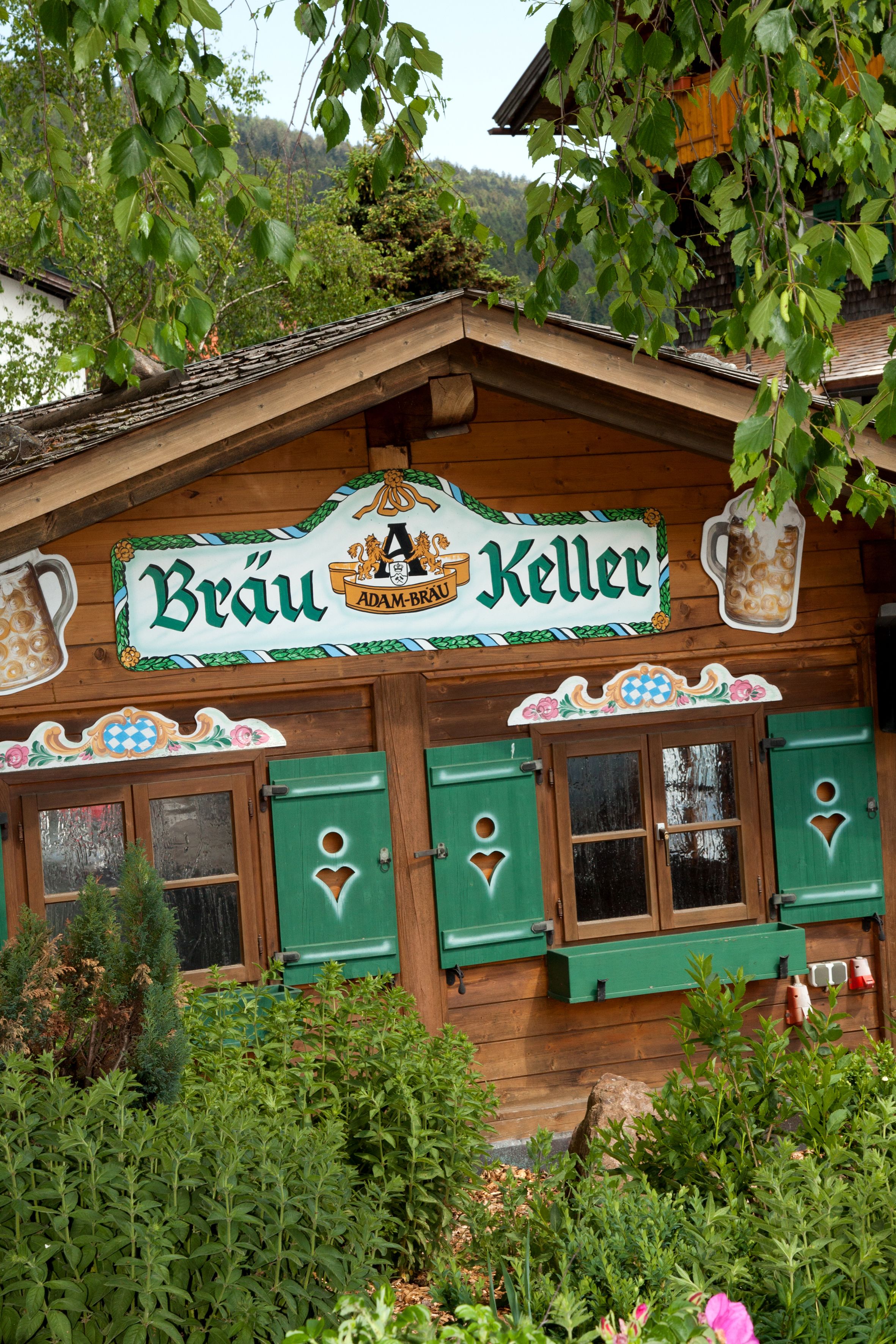 A wooden building with a sign reading "Bräu Keller".