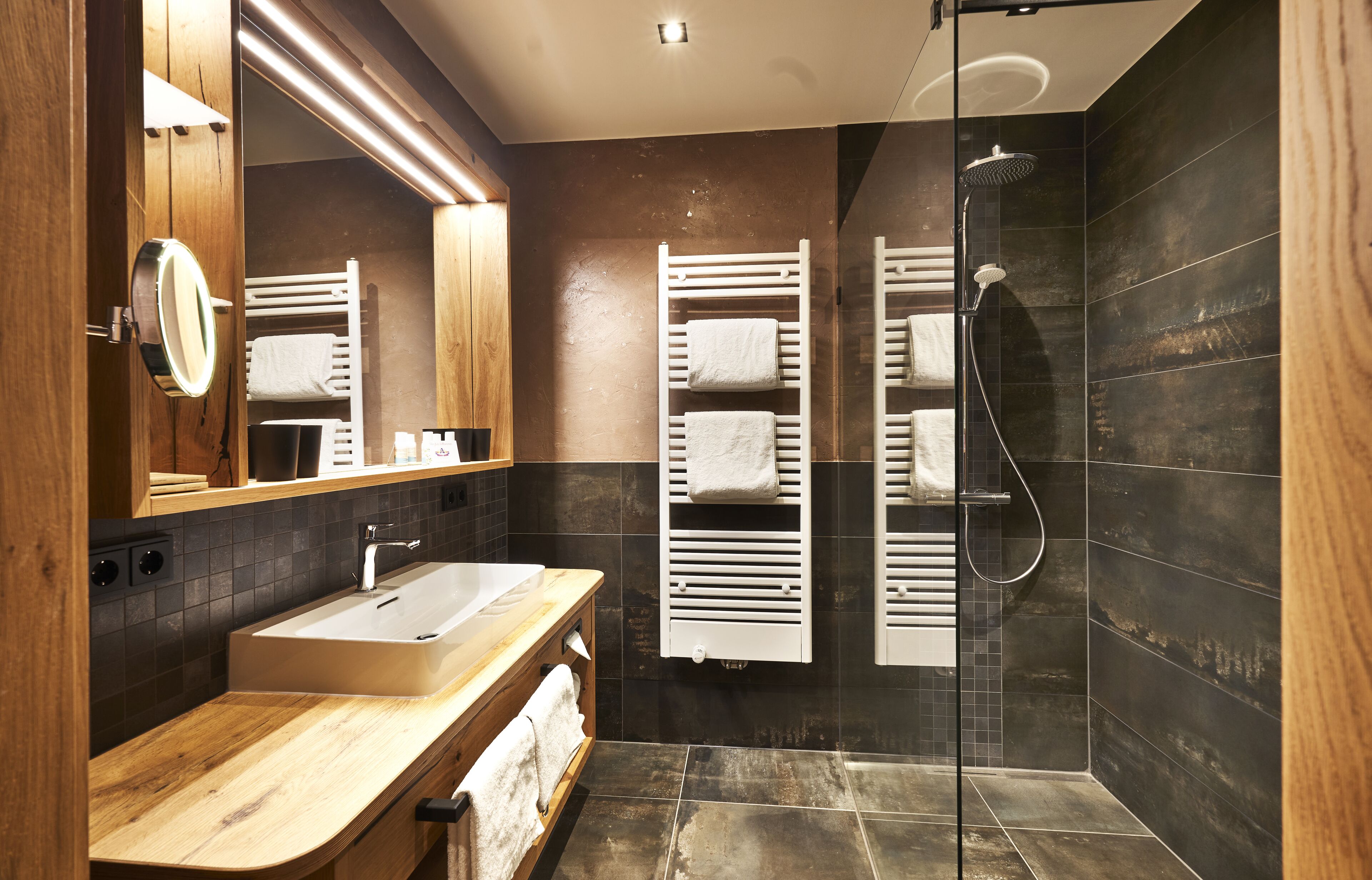 family suite | bathroom | free toiletries, hair dryer, bathrobes, towels