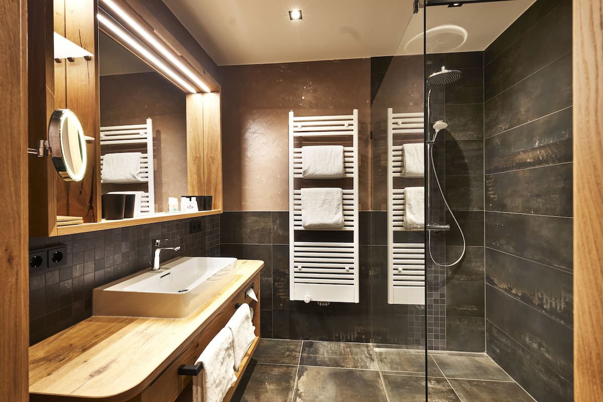 family suite | bathroom | free toiletries, hair dryer, bathrobes, towels