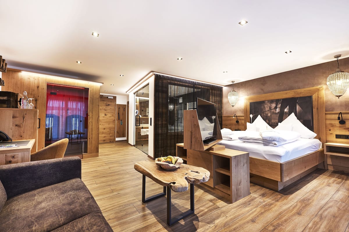 Premium Room | Living area | Flat-screen TV