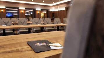 Una sala de conferencias con una mesa de madera, una carpeta y un bolígrafo.